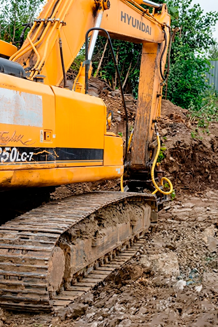 Миасс и экскаватор HYUNDAI R250LC7 + виброплита RAY RHC-08
